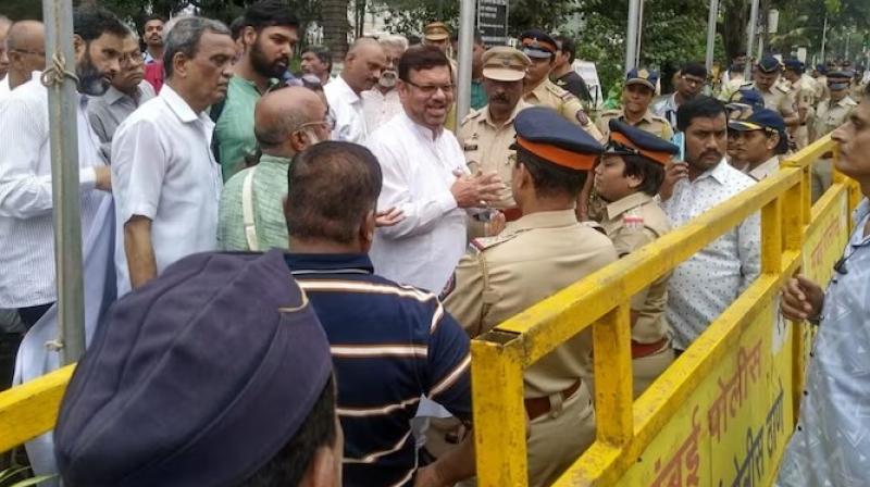Mahatma Gandhi's great-grandson Tushar Gandhi claims: I was detained while going to celebrate 'Quit India Day' Mahatma Gandhi's great-grandson Tushar Gandhi claims: I was detained while going to celebrate 'Quit India Day'