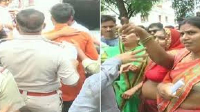 Madhya Pradesh: 4 cops suspended for thrashing tribals Madhya Pradesh: 4 cops suspended for thrashing tribals