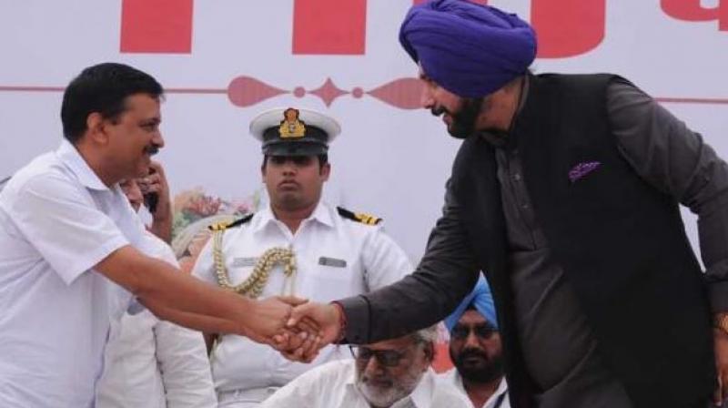 Congress leaders, AAP chief share stage in Jalandhar Congress leaders, AAP chief share stage in Jalandhar