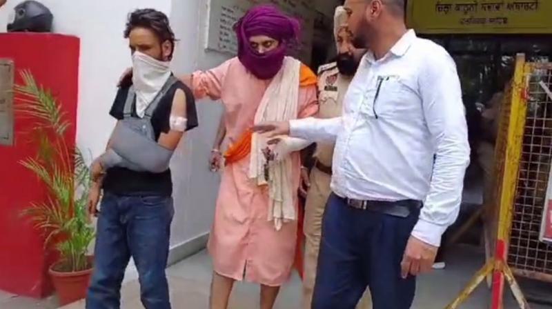 ਪੁਲਿਸ ਬਾਬਾ ਗੁਰਵਿੰਦਰ ਸਿੰਘ ਨੂੰ ਮੈਡੀਕਲ ਕਰਾਉਣ ਲਈ ਲਿਜਾਂਦੀ ਹੋਈ ਪੁਲਿਸ ਬਾਬਾ ਗੁਰਵਿੰਦਰ ਸਿੰਘ ਨੂੰ ਮੈਡੀਕਲ ਕਰਾਉਣ ਲਈ ਲਿਜਾਂਦੀ ਹੋਈ