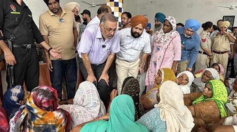 ਡਾ. ਬਲਬੀਰ ਸਿੰਘ ਲੋਕਾਂ ਨਾਲ ਗੱਲਬਾਤ ਕਰਦੇ ਹੋਏ ਡਾ. ਬਲਬੀਰ ਸਿੰਘ ਲੋਕਾਂ ਨਾਲ ਗੱਲਬਾਤ ਕਰਦੇ ਹੋਏ