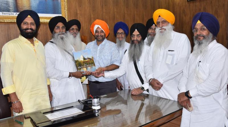 Dalveer Singh Pannu honored by Advocate Dhami