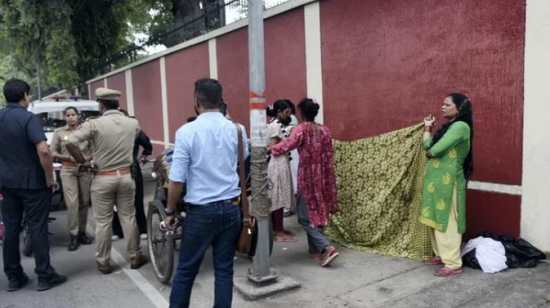 Woman gives birth near Raj Bhavan in Lucknow