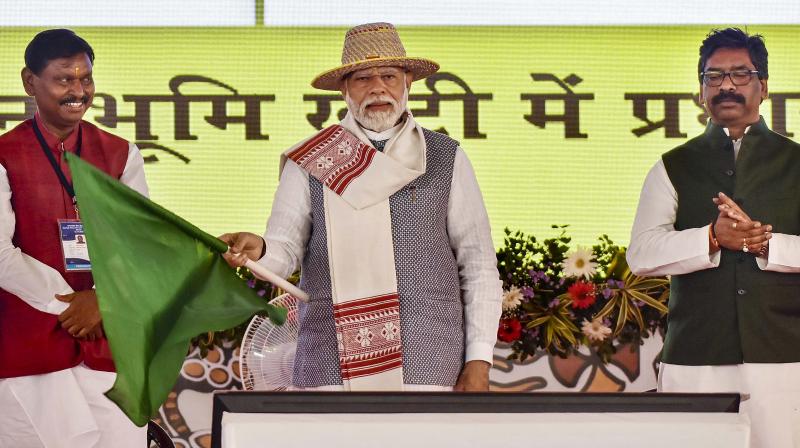 Khunti: Prime Minister Narendra Modi with Jharkhand Chief Minister Hemant Soren and Union Tribal Affairs Minister Arjun Munda flags off various development projects during ‘Jan Jatiya Guarv Diwas’ and Jharkhand Foundation Day celebrations in Khunti, Jharkhand, Wednesday, Nov. 15, 2023. (PTI Photo) Khunti: Prime Minister Narendra Modi with Jharkhand Chief Minister Hemant Soren and Union Tribal Affairs Minister Arjun Munda flags off various development projects during ‘Jan Jatiya Guarv Diwas’ and Jharkhand Foundation Day celebrations in Khunti, Jharkhand, Wednesday, Nov. 15, 2023. (PTI Photo)