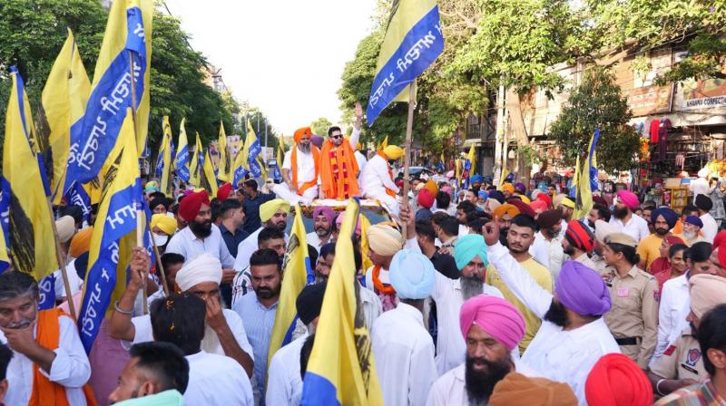 'AAP' MP Raghav Chadha held a huge road show in Sahnewal. 'AAP' MP Raghav Chadha held a huge road show in Sahnewal.