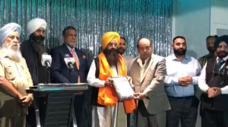 ਪੰਜਾਬ ਦੇ ਖੇਤੀਬਾੜੀ ਮੰਤਰੀ ਗੁਰਮੀਤ ਸਿੰਘ ਖੁੱਡੀਆ ਦਾ ਸਰੀ ’ਚ ਸਨਮਾਨ ਪੰਜਾਬ ਦੇ ਖੇਤੀਬਾੜੀ ਮੰਤਰੀ ਗੁਰਮੀਤ ਸਿੰਘ ਖੁੱਡੀਆ ਦਾ ਸਰੀ ’ਚ ਸਨਮਾਨ