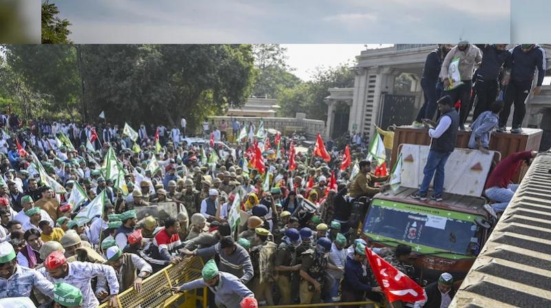 Farmers of Uttar Pradesh going to Delhi to make demands clash with police at Noida border Farmers of Uttar Pradesh going to Delhi to make demands clash with police at Noida border