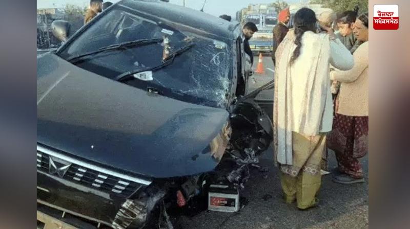 Accident due to burst tire of car in Jalandhar, five members of the same family injured latest news in punjabi Accident due to burst tire of car in Jalandhar, five members of the same family injured latest news in punjabi
