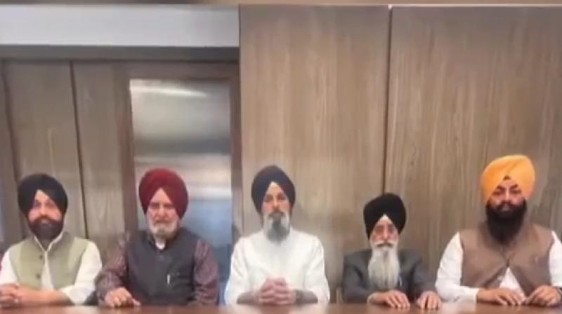 ਪੰਥ ਦੇ ਰੋਹ ਨੂੰ ਦੇਖਦਿਆਂ ਬਾਦਲ ਅਕਾਲੀ ਦਲ ਦੇ ਕਈ ਪ੍ਰਮੁੱਖ ਆਗੂ ਵੀ ਜਥੇਦਾਰਾਂ ਨੂੰ ਹਟਾਉਣ ਦੇ ਵਿਰੋਧ ਵਿਚ ਉਤਰੇ ਪੰਥ ਦੇ ਰੋਹ ਨੂੰ ਦੇਖਦਿਆਂ ਬਾਦਲ ਅਕਾਲੀ ਦਲ ਦੇ ਕਈ ਪ੍ਰਮੁੱਖ ਆਗੂ ਵੀ ਜਥੇਦਾਰਾਂ ਨੂੰ ਹਟਾਉਣ ਦੇ ਵਿਰੋਧ ਵਿਚ ਉਤਰੇ