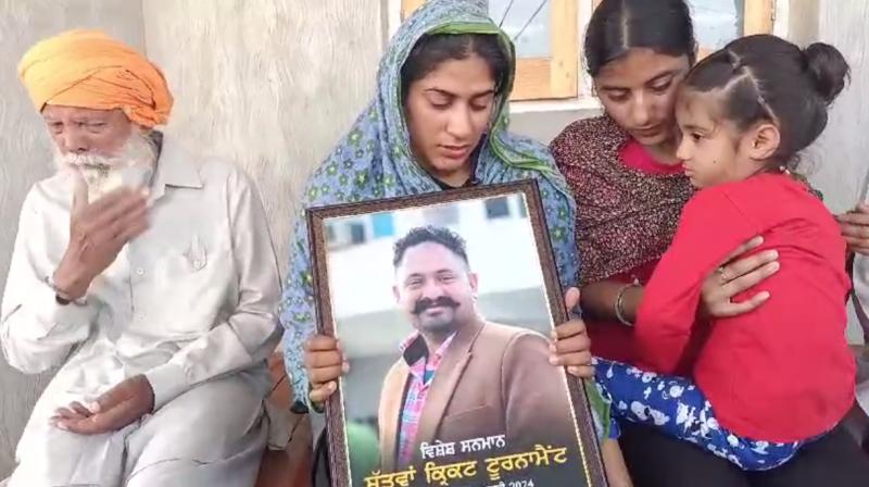 ਪਰਿਵਾਰ ਨੇ ਦੱਸਿਆ ਕਿ ਉਨ੍ਹਾਂ ਜ਼ਮੀਨ ਵੇਚ ਕੇ 22 ਲੱਖ ਖਰਚ ਕਰ ਕੇ ਉਸ ਨੂੰ ਵਿਦੇਸ਼ ਭੇਜਿਆ ਸੀ ਪਰਿਵਾਰ ਨੇ ਦੱਸਿਆ ਕਿ ਉਨ੍ਹਾਂ ਜ਼ਮੀਨ ਵੇਚ ਕੇ 22 ਲੱਖ ਖਰਚ ਕਰ ਕੇ ਉਸ ਨੂੰ ਵਿਦੇਸ਼ ਭੇਜਿਆ ਸੀ