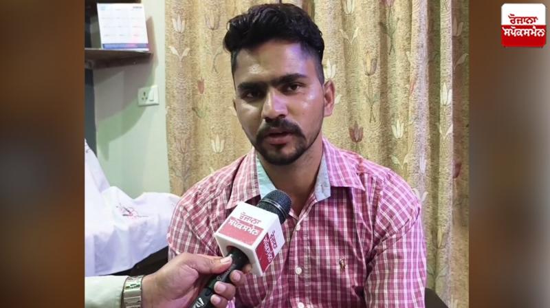Salute to courage, despite an accident, he works and studies on a wheelchair Latest News in Punjabi Salute to courage, despite an accident, he works and studies on a wheelchair Latest News in Punjabi