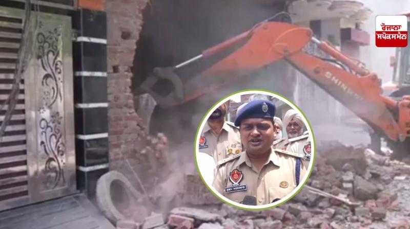Yellow paw walks on illegal house of drug-dealing mother-in-law and daughter-in-law Latest News in Punjabi Yellow paw walks on illegal house of drug-dealing mother-in-law and daughter-in-law Latest News in Punjabi