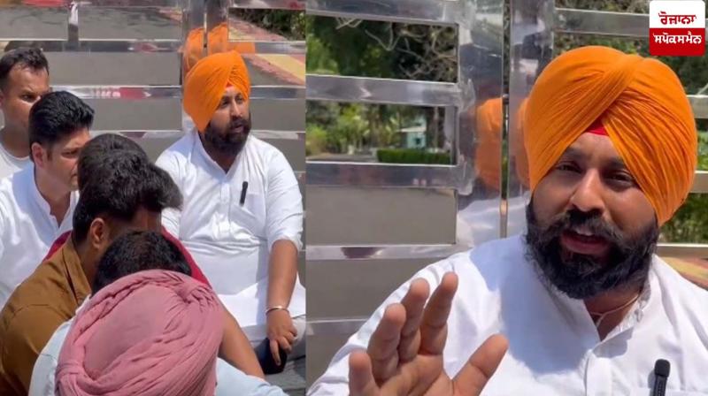 Punjab Education Minister Harjot Singh Bains and Aam Aadmi Party leaders staging a protest image. Punjab Education Minister Harjot Singh Bains and Aam Aadmi Party leaders staging a protest image.
