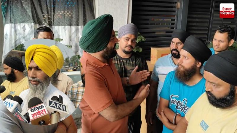 ਪੱਤਰਕਾਰਾਂ ਨਾਲ ਗੱਲਬਾਤ ਕਰਦੇ ਹੋਏ ਸਕੱਤਰ ਪ੍ਰਤਾਪ ਸਿੰਘ ਤੇ ਸੰਸਦ ਮੈਂਬਰ ਗੁਰਜੀਤ ਸਿੰਘ ਔਜਲਾ ਪੱਤਰਕਾਰਾਂ ਨਾਲ ਗੱਲਬਾਤ ਕਰਦੇ ਹੋਏ ਸਕੱਤਰ ਪ੍ਰਤਾਪ ਸਿੰਘ ਤੇ ਸੰਸਦ ਮੈਂਬਰ ਗੁਰਜੀਤ ਸਿੰਘ ਔਜਲਾ