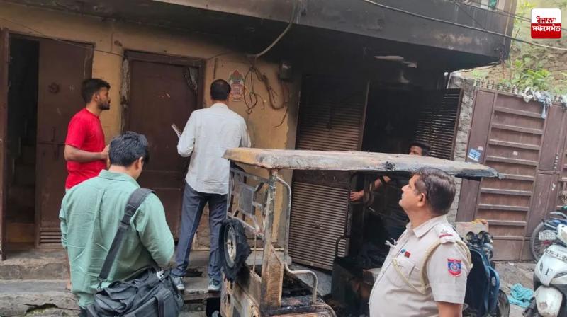 E-rickshaw catches fire while charging in Delhi Latest News in Punjabi E-rickshaw catches fire while charging in Delhi Latest News in Punjabi