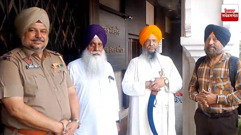 Former Jathedar Giani Gauhar Paid Obeisance at Sri Darbar Sahib and Akal Takht Sahib News in Punjabi Former Jathedar Giani Gauhar Paid Obeisance at Sri Darbar Sahib and Akal Takht Sahib News in Punjabi
