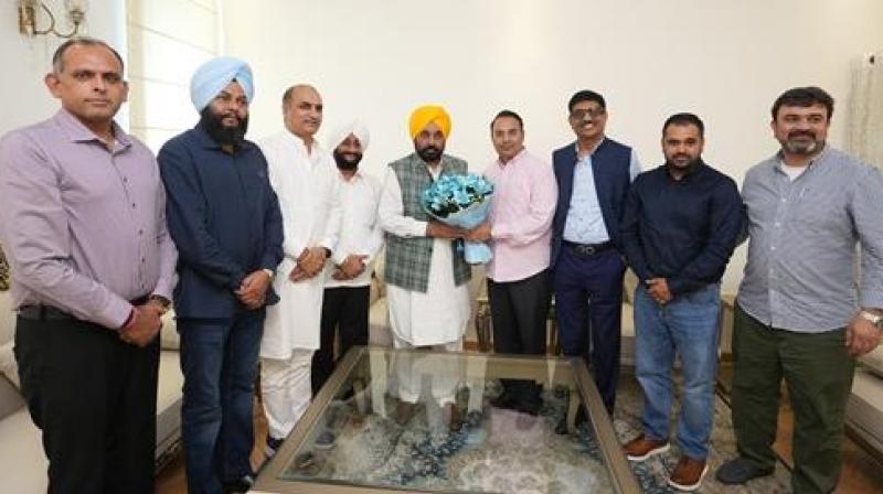 ਨਵੀਂ ਬਣੀ ਪੀ.ਸੀ.ਏ. ਨੇ ਸ਼ਾਮ ਸਮੇਂ ਮੁੱਖ ਮੰਤਰੀ ਭਗਵੰਤ ਸਿੰਘ ਮਾਨ ਦੀ ਸਰਕਾਰੀ ਰਿਹਾਇਸ਼ ਵਿਖੇ ਉਨ੍ਹਾਂ ਨਾਲ ਮੁਲਾਕਾਤ ਕੀਤੀ। ਨਵੀਂ ਬਣੀ ਪੀ.ਸੀ.ਏ. ਨੇ ਸ਼ਾਮ ਸਮੇਂ ਮੁੱਖ ਮੰਤਰੀ ਭਗਵੰਤ ਸਿੰਘ ਮਾਨ ਦੀ ਸਰਕਾਰੀ ਰਿਹਾਇਸ਼ ਵਿਖੇ ਉਨ੍ਹਾਂ ਨਾਲ ਮੁਲਾਕਾਤ ਕੀਤੀ।