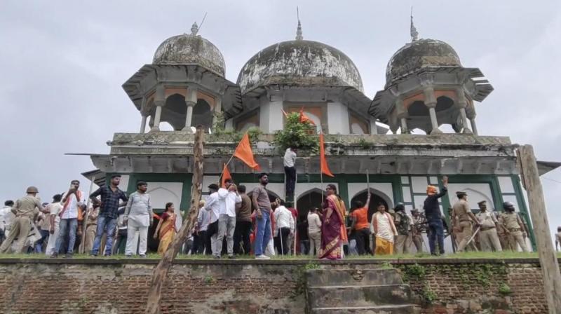 Members of Hindu organizations created a ruckus at a tomb in Fatehpur, Uttar Pradesh. Members of Hindu organizations created a ruckus at a tomb in Fatehpur, Uttar Pradesh.