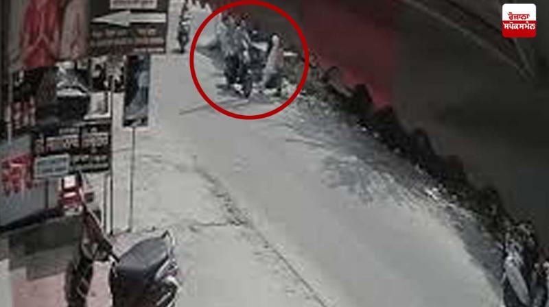 Former Inspector Attacks Elderly Man in Jalandhar Latest News in Punjabi Former Inspector Attacks Elderly Man in Jalandhar Latest News in Punjabi