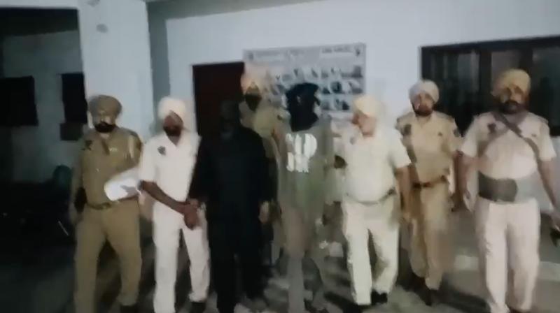 ਗੁੱਟਕਾ ਸਾਹਿਬ ਦੀ ਬੇਅਦਬੀ ਦੇ ਕੇਸ ਵਿੱਚ 2 ਗ੍ਰਿਫਤਾਰ ਗੁੱਟਕਾ ਸਾਹਿਬ ਦੀ ਬੇਅਦਬੀ ਦੇ ਕੇਸ ਵਿੱਚ 2 ਗ੍ਰਿਫਤਾਰ