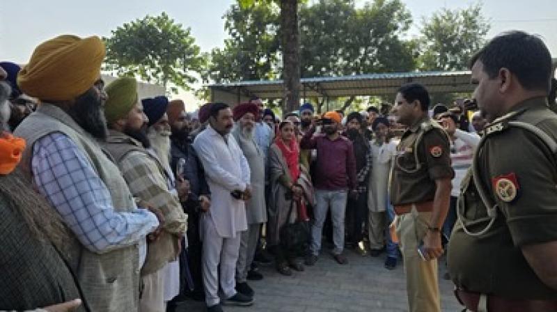 ਸ਼ਿਕਾਇਤ ਕੀਤੇ ਜਾਣ ਦੇ ਬਾਵਜੂਦ ਕਾਰਵਾਈ ਨਾ ਹੋਣ ਕਾਰਨ ਸਨਿਚਰਵਾਰ ਨੂੰ ਇਲਾਕੇ ਦੇ ਸਿੱਖ ਥਾਣੇ ਦੀ ਘੇਰਾਬੰਦੀ ਕਰਨ ਪਹੁੰਚ ਗਏ