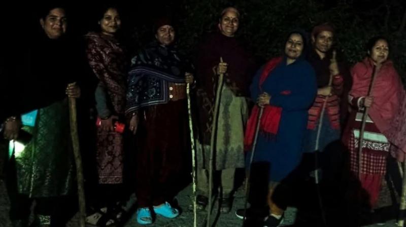 ਸਰਦੀਆਂ ਦੀਆਂ ਠੰਢੀਆਂ ਰਾਤਾਂ ਵਿਚ ਬਹਾਦਰੀ ਨਾਲ ਔਰਤਾਂ ਮਸ਼ਾਲਾਂ ਤੇ ਡੰਡਿਆਂ ਨਾਲ ਪਿੰਡ ਦੀਆਂ ਸੜਕਾਂ ਉਤੇ ਗਸ਼ਤ ਕਰਨ ਲਈ ਛੋਟੇ ਸਮੂਹਾਂ ਵਿਚ ਬਾਹਰ ਨਿਕਲਦੀਆਂ ਹਨ