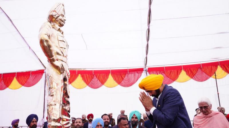 Chief Minister Bhagwant Mann unveiled the statue of 1971 war hero Brigadier Kuldeep Chandpuri. Chief Minister Bhagwant Mann unveiled the statue of 1971 war hero Brigadier Kuldeep Chandpuri.