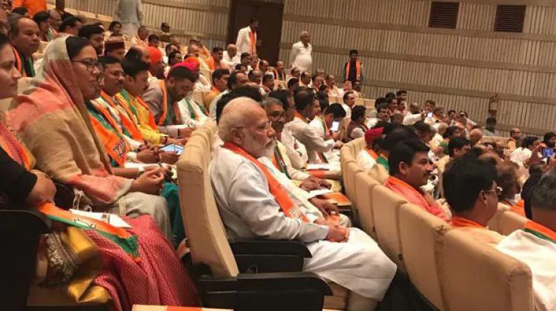 Why pm modi sits in back seat in bjp mps workshop