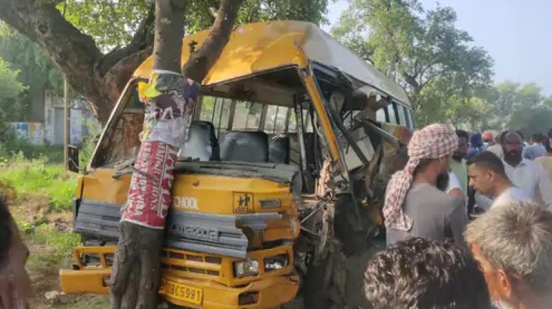 A school van hit a tree due to the negligence of the driver, one child died, 3 were seriously injured A school van hit a tree due to the negligence of the driver, one child died, 3 were seriously injured