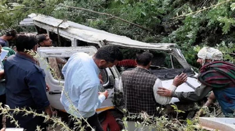 Jammu kashmir tampu traveler fell into a 400 meter deep gorge