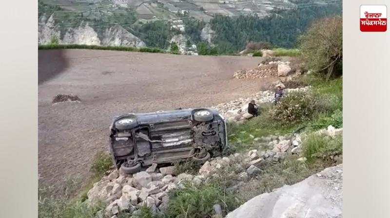 Couple's car falls into gorge while visiting Himachal Couple's car falls into gorge while visiting Himachal
