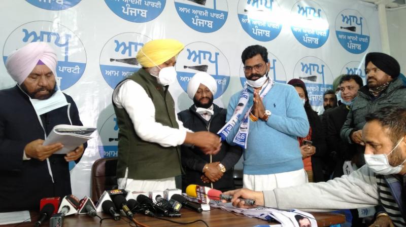 Many prominent personalities join AAP in the presence of Harpal Cheema Many prominent personalities join AAP in the presence of Harpal Cheema