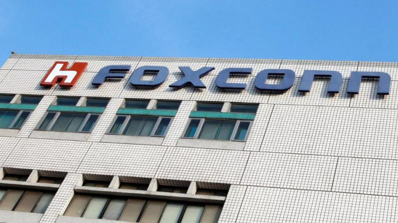 One lakh workers fled from China's iPhone factory fearing corona infection One lakh workers fled from China's iPhone factory fearing corona infection