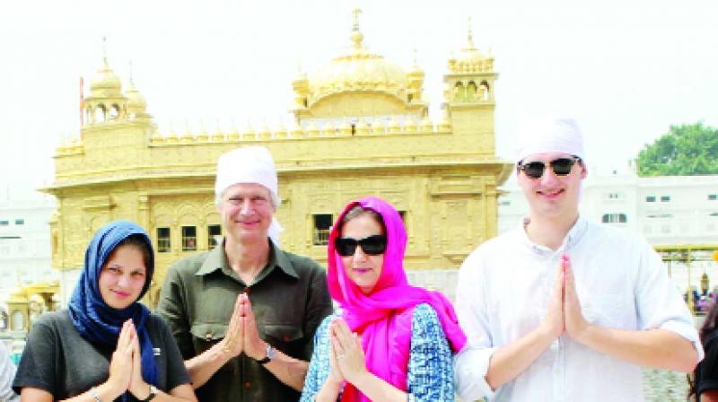 Doctor Jasper Vac With Family At Sri Darbar Sahib