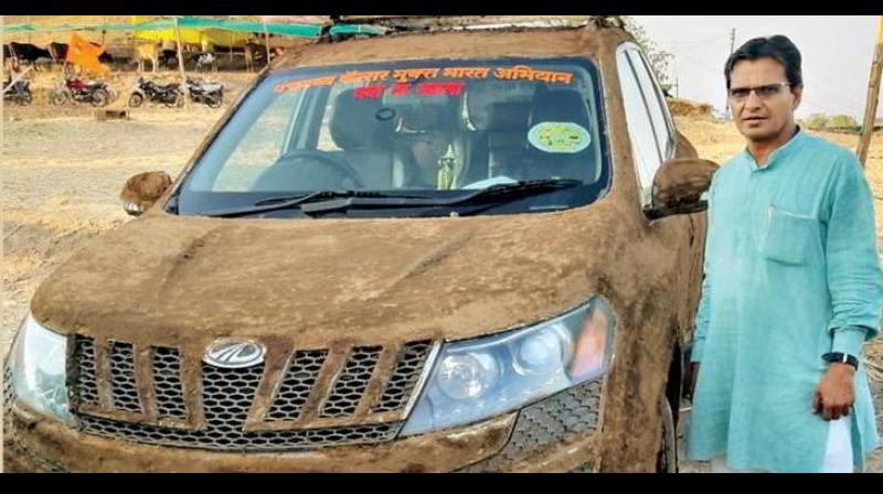 pune senior doctor coats his car with cow dung to beat heat pune senior doctor coats his car with cow dung to beat heat