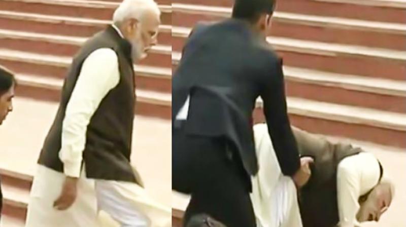 PM Modi slips and falls down while climbing steps PM Modi slips and falls down while climbing steps