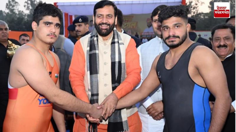 ਹਰਿਆਣਾ ਦੇ ਮੁੱਖ ਮੰਤਰੀ ਨਾਇਬ ਸੈਣੀ ਖਿਡਾਰੀਆਂ ਨਾਲ ਹੱਥ ਮਿਲਾਉਂਦੇ ਹੋਏ ਹਰਿਆਣਾ ਦੇ ਮੁੱਖ ਮੰਤਰੀ ਨਾਇਬ ਸੈਣੀ ਖਿਡਾਰੀਆਂ ਨਾਲ ਹੱਥ ਮਿਲਾਉਂਦੇ ਹੋਏ