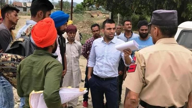 Indian farmer beaten by Pakistani intruder on zero line in Pathankot of punjab? Indian farmer beaten by Pakistani intruder on zero line in Pathankot of punjab?