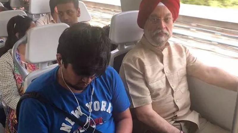 hardeep singh puri in delhi metro