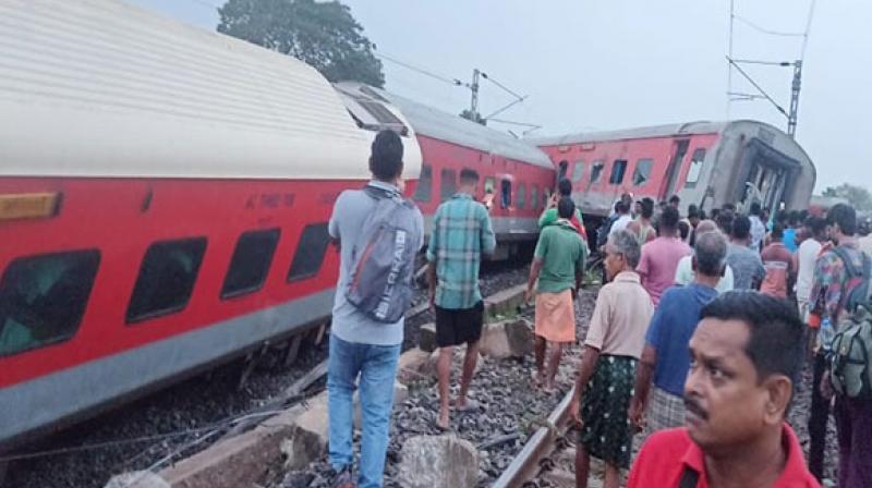High-speed Habra-Mumbai mail collided with a freight train, 2 dead, 20 injured High-speed Habra-Mumbai mail collided with a freight train, 2 dead, 20 injured