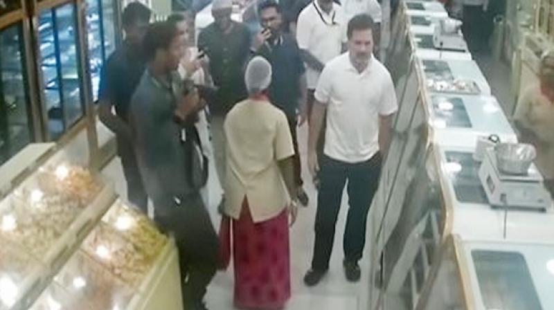 Rahul Gandhi visited a sweet shop in Tamil Nadu Rahul Gandhi visited a sweet shop in Tamil Nadu