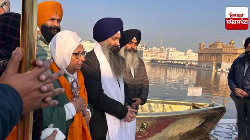 Canadian pilgrims donated a golden boat for the sacred tank of Sri Harmandir Sahib Canadian pilgrims donated a golden boat for the sacred tank of Sri Harmandir Sahib