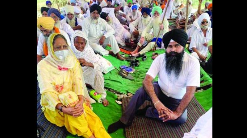 to ਬੀਬੀ ਪਰਮਜੀਤ ਕੌਰ ਖਾਲੜਾ, ਐਡਵੋਕੇਟ ਜਗਦੀਪ ਸਿੰਘ ਰੰਧਾਵਾ ਰੇਲਵੇ ਫ਼ਾਟਕ ਦੇਵੀਦਾਸਪੁਰ ਵਿਖੇ ਧਰਨਾ ਦਿੰਦੇ ਹੋਏ। to ਬੀਬੀ ਪਰਮਜੀਤ ਕੌਰ ਖਾਲੜਾ, ਐਡਵੋਕੇਟ ਜਗਦੀਪ ਸਿੰਘ ਰੰਧਾਵਾ ਰੇਲਵੇ ਫ਼ਾਟਕ ਦੇਵੀਦਾਸਪੁਰ ਵਿਖੇ ਧਰਨਾ ਦਿੰਦੇ ਹੋਏ।