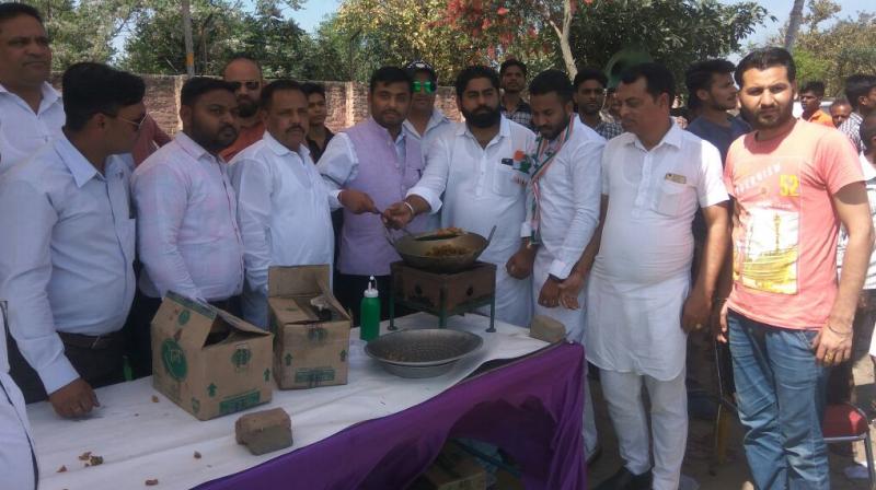 Congressmen target pakoras on Modi government Congressmen target pakoras on Modi government