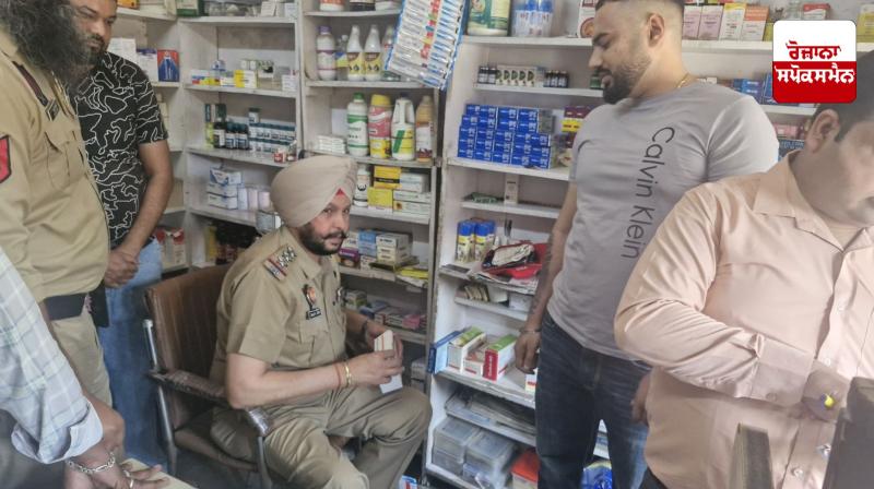 As part of the war on drugs campaign, police sealed a medical store selling banned capsules by opening their leaves. As part of the war on drugs campaign, police sealed a medical store selling banned capsules by opening their leaves.