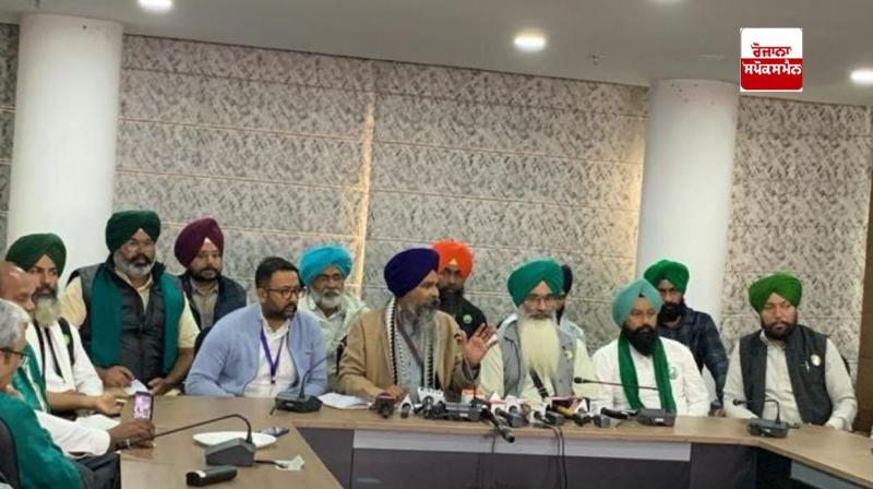 ਕਿਸਾਨ ਆਗੂ ਪੱਤਰਕਾਰਾਂ ਨੂੰ ਜਾਣਕਾਰੀ ਦਿੰਦੇ ਹੋਏ ਕਿਸਾਨ ਆਗੂ ਪੱਤਰਕਾਰਾਂ ਨੂੰ ਜਾਣਕਾਰੀ ਦਿੰਦੇ ਹੋਏ