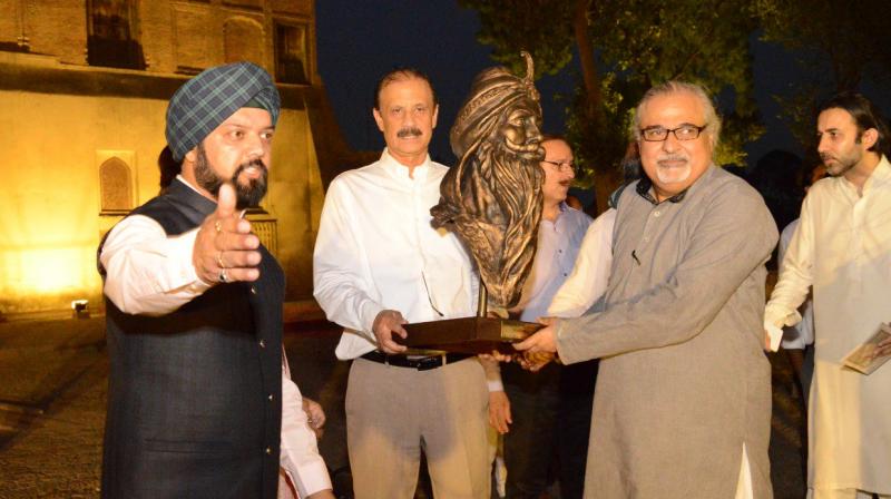 Life-size sculpture of Maharaja Ranjit Singh unveiled in Lahore Life-size sculpture of Maharaja Ranjit Singh unveiled in Lahore