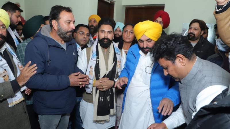 Shiv Sena president from Jalandhar Rubal Sandhu joins Aam Aadmi Party Shiv Sena president from Jalandhar Rubal Sandhu joins Aam Aadmi Party