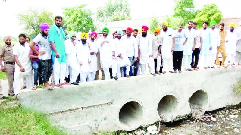 During the conversation, Sukhpal Singh Khaira and others During the conversation, Sukhpal Singh Khaira and others