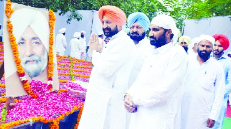 Balbir Singh Sidhu Paying tribute to former Chief Minister Shaheed Beant Singh Balbir Singh Sidhu Paying tribute to former Chief Minister Shaheed Beant Singh